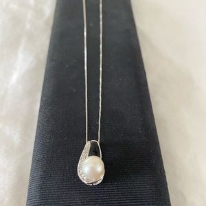 10k white gold chain with pearl and onyx pendant.